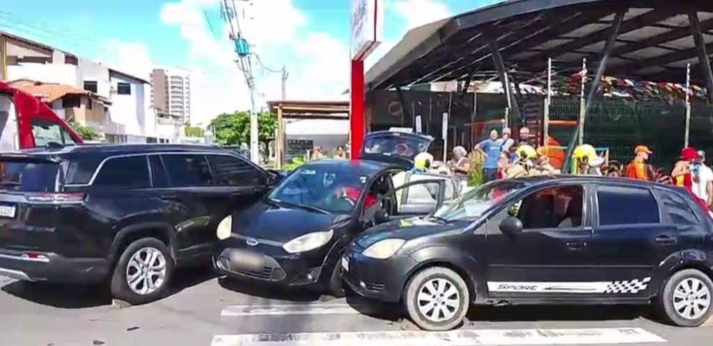 Acidente com três veículos deixa duas pessoas feridas na Zona Sul de Aracaju