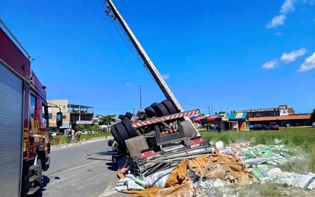 Caminhão tomba e colide com poste de energia em Nossa Senhora do Socorro