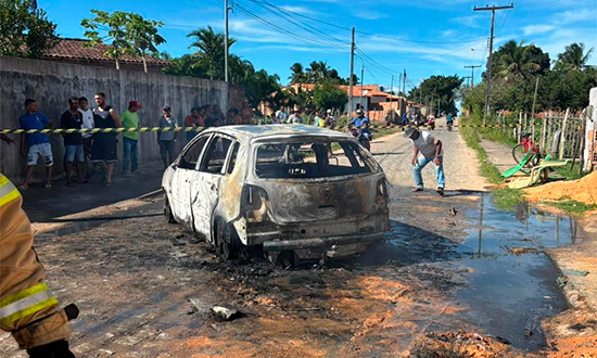Incêndio em veículo na garagem de residência em Boquim, Sergipe