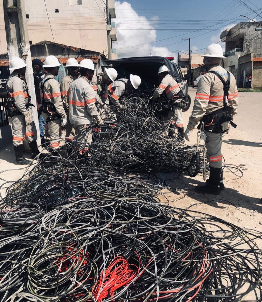 Energisa remove 40 toneladas de cabos irregulares de telefonia e internet em Aracaju