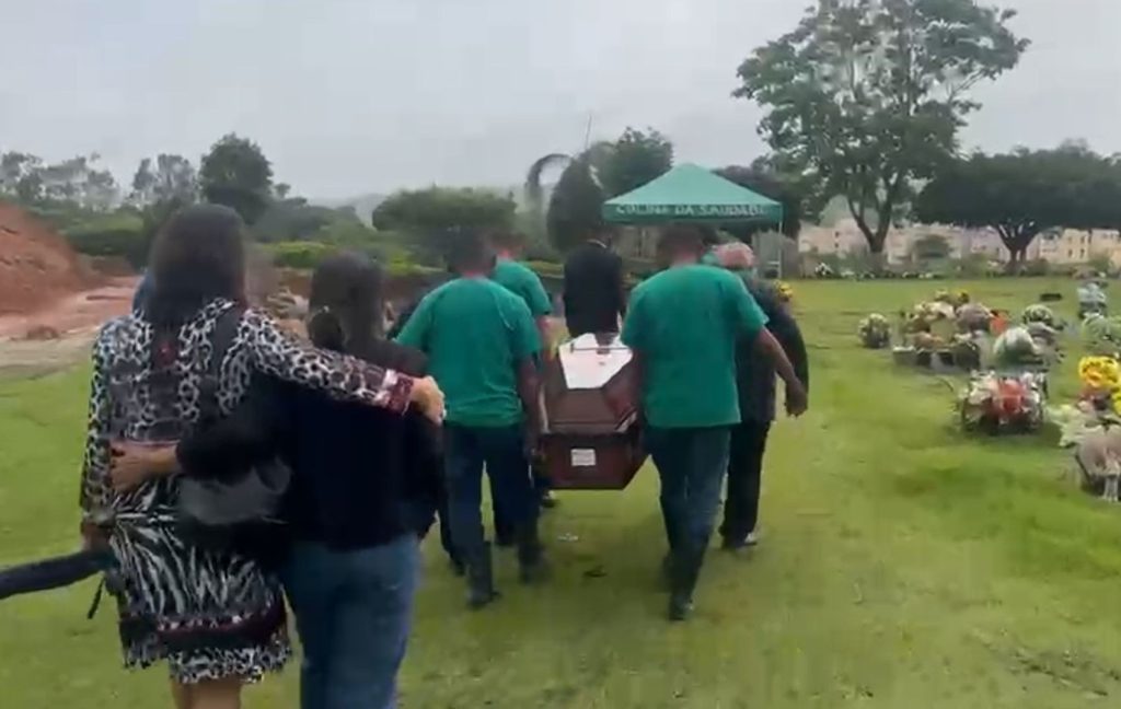 Familiares e amigos se despedem de policial sergipano morto por colega em Alagoas