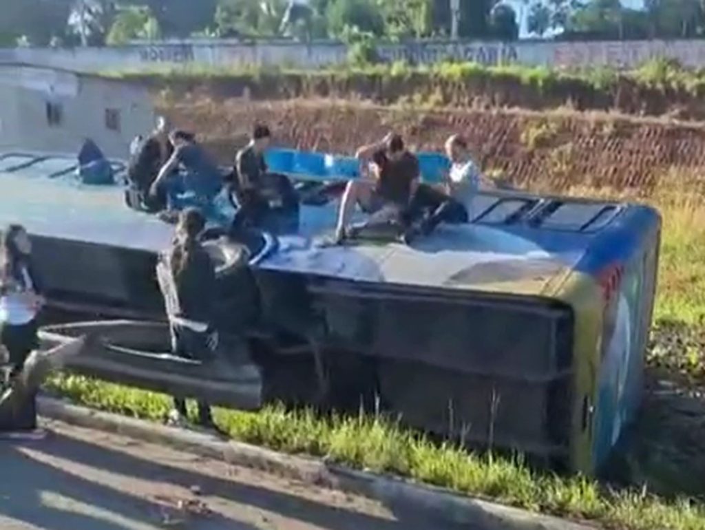 Ônibus com 40 estudantes tomba após colisão na BR-101 em São Cristóvão