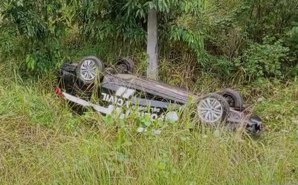 Viatura da Polícia Civil capota em Riachuelo após manobra para desviar de animal