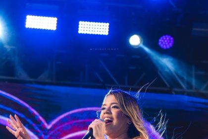 Yasmin Sensação brinda o público com pocket show gratuito em Aracaju