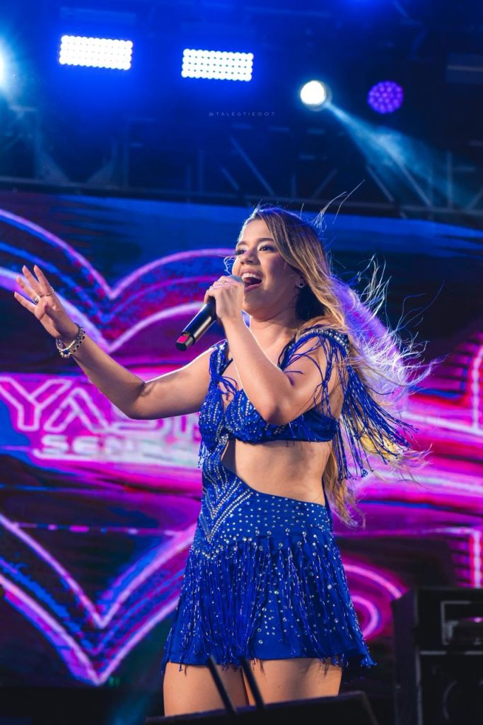 Yasmin Sensação brinda o público com pocket show gratuito em Aracaju
