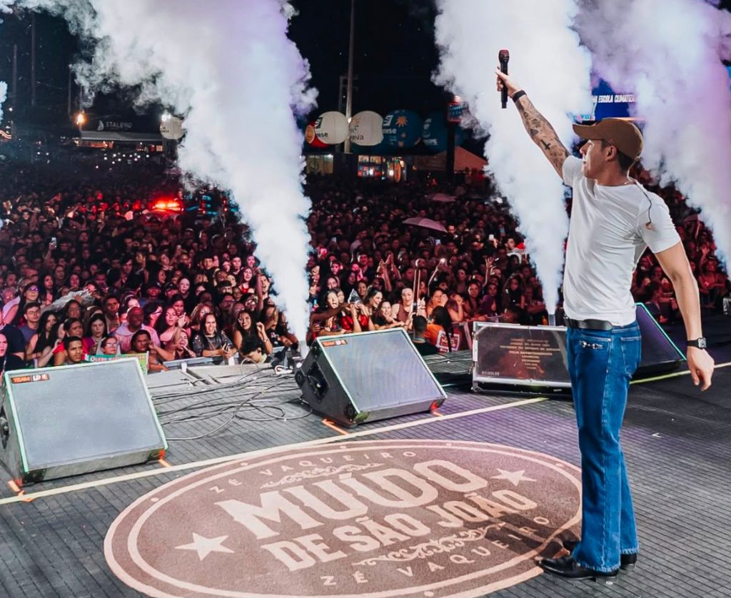 35 mil pessoas lotam Orla da Atalaia no show de Zé Vaqueiro