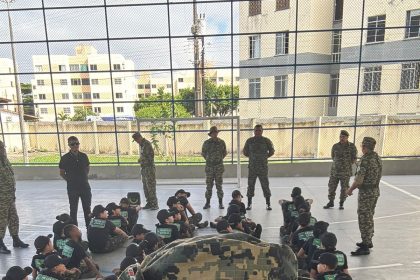 Veteranos do Exército promovem valores cívicos para crianças e adolescentes em Aracaju