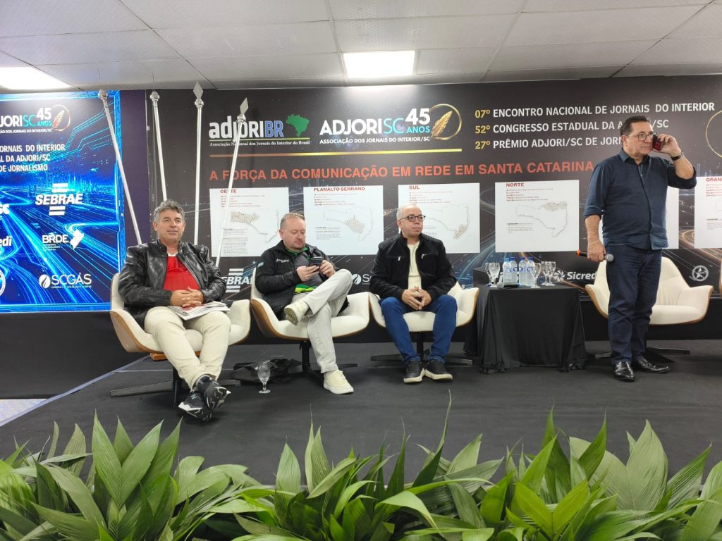 Jornalista Cláudio Vasconcelos representa a Adjori Sergipe na abertura do 52º Congresso Estadual da Adjori Santa Catarina