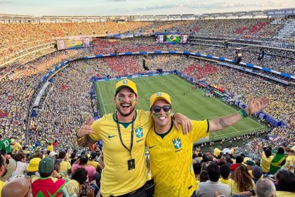 Agabas e Pokas vivem emoção da estreia do Brasil na Copa do Mundo e levam torcida sergipana para dentro do estádio