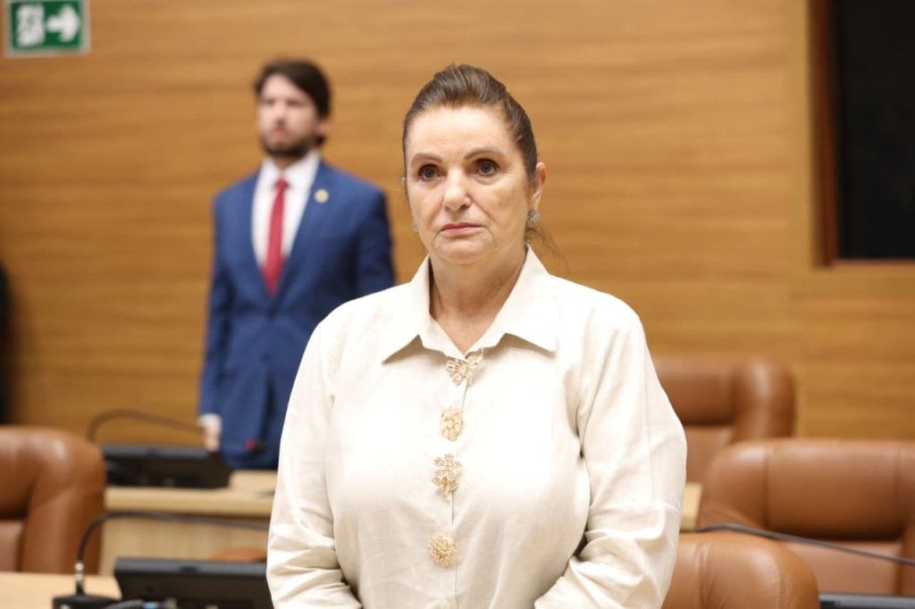Alese faz minuto de silêncio pelo pai da deputada Carminha Paiva