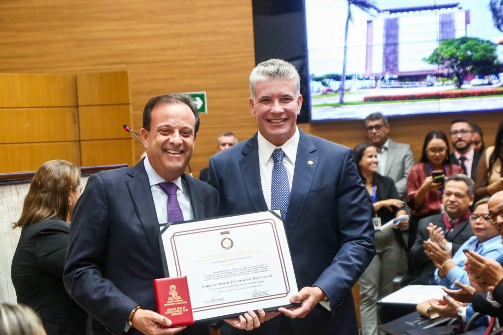 André Moura homenageia pai, Reinaldo Moura, na Assembleia Legislativa de Sergipe