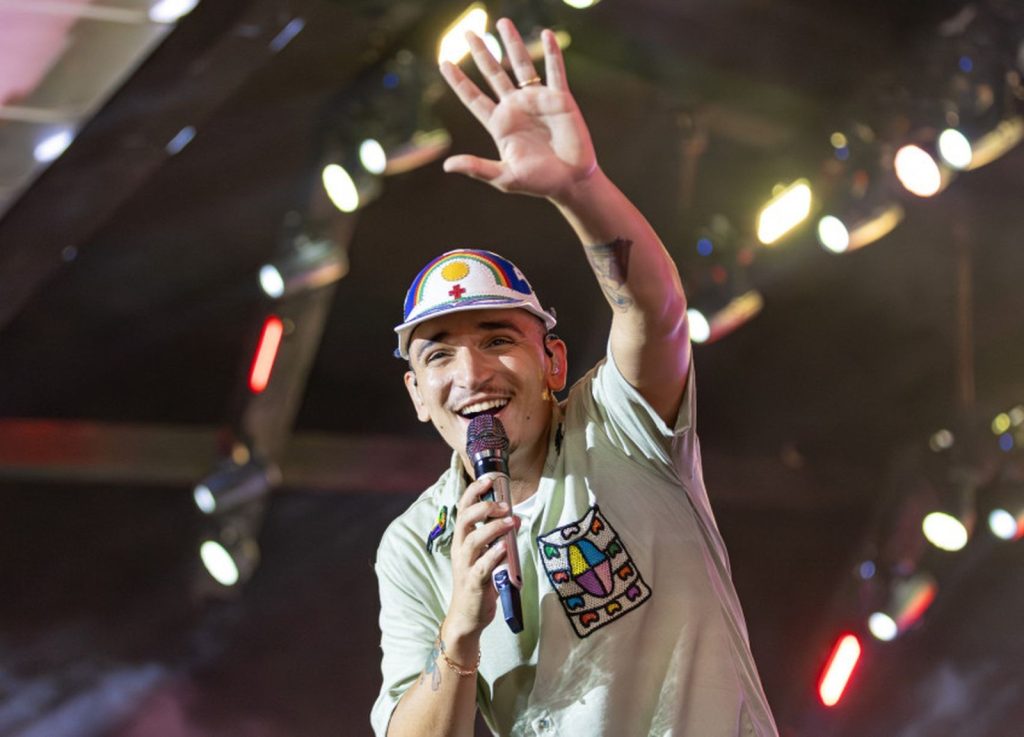 Carlinhos Poeta sobe ao palco e recita cordel para João Gomes em Aracaju