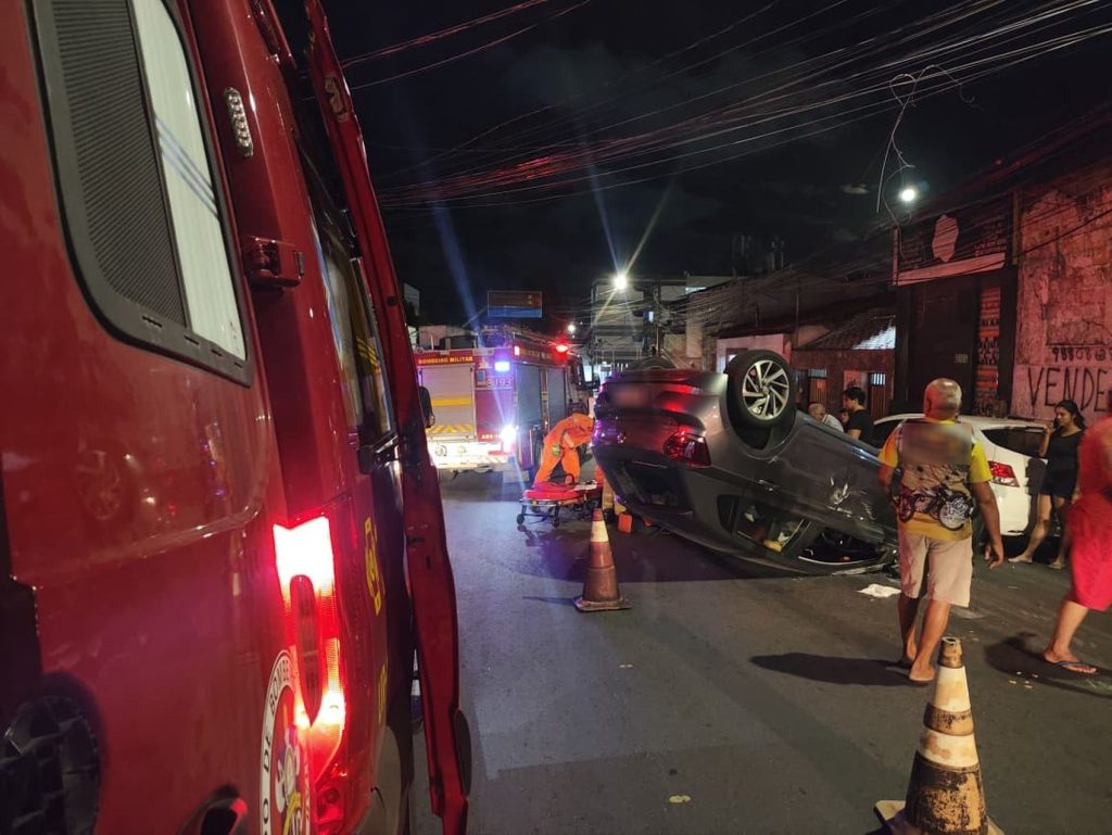 Carro capota no Centro de Aracaju; motorista e passageira são atendidos