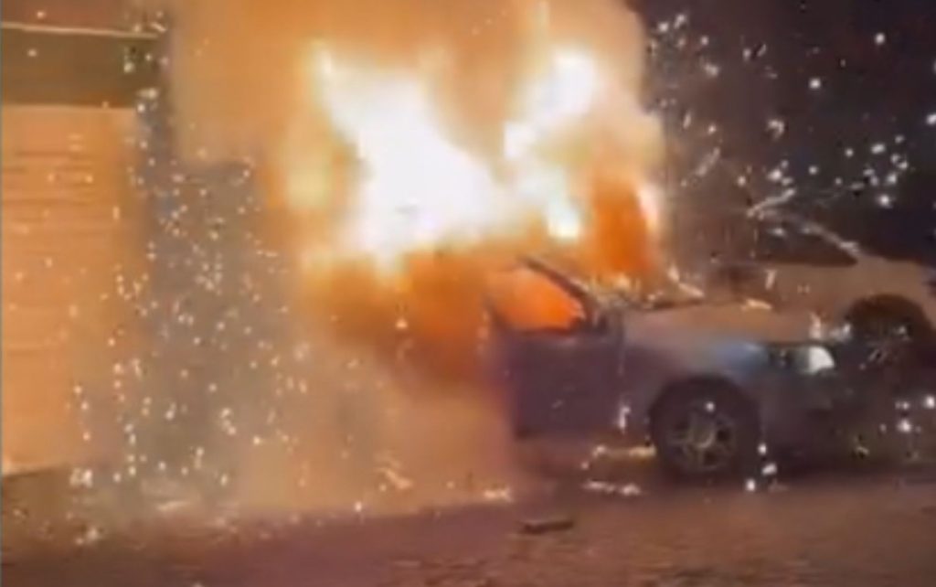 Carro é consumido por fogo após disputa de fogos em Lagarto