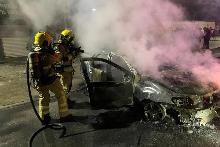 Carro é consumido por incêndio após ser atingido por buscapé em Lagarto