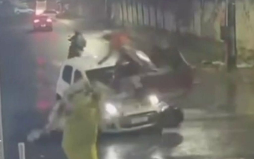 Carroceiro é arremessado após carro bater em carroça em cruzamento de Aracaju