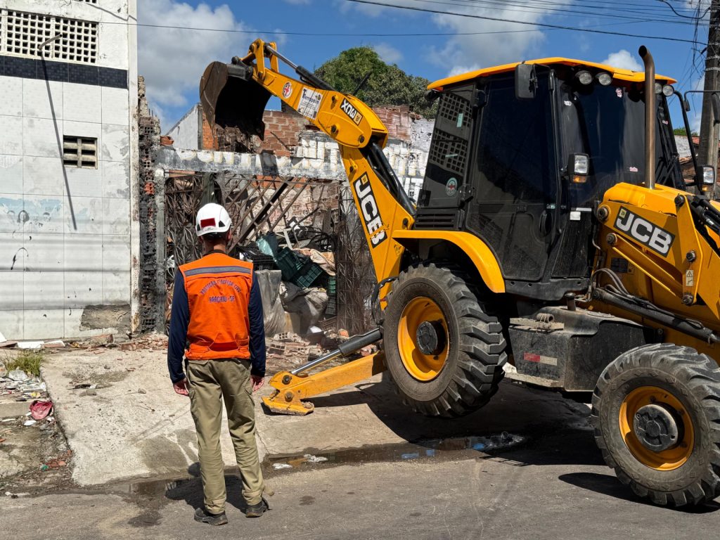 Defesa Civil de Aracaju atua em incêndio de depósito de materiais recicláveis