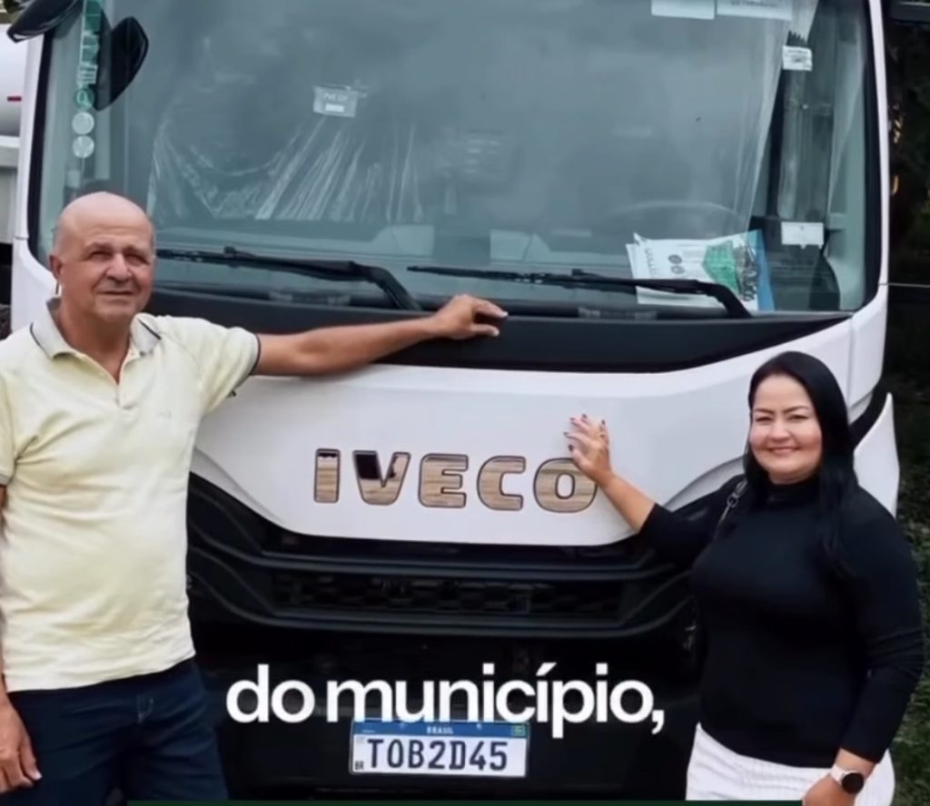 Deputada Yandra Moura entrega caçamba à Prefeitura de Siriri