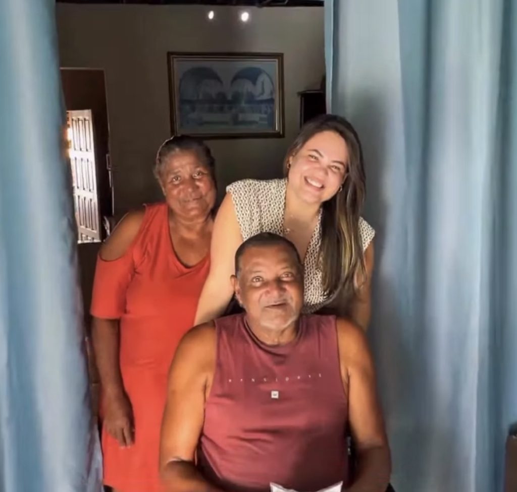 Divina Pastora entrega cadeira de rodas a morador carente