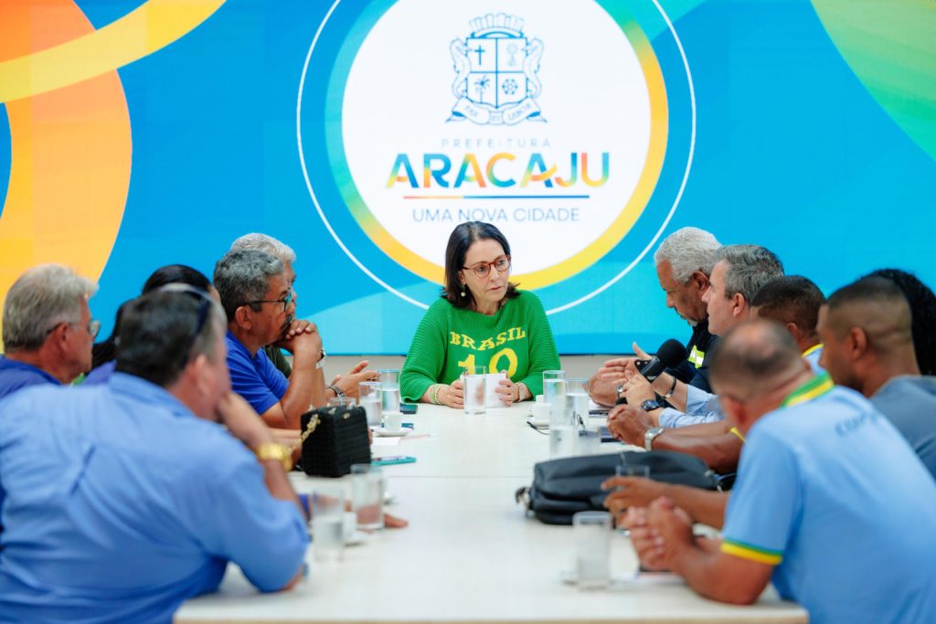 Emília reúne cooperativas do táxi-lotação para avançar na regularização