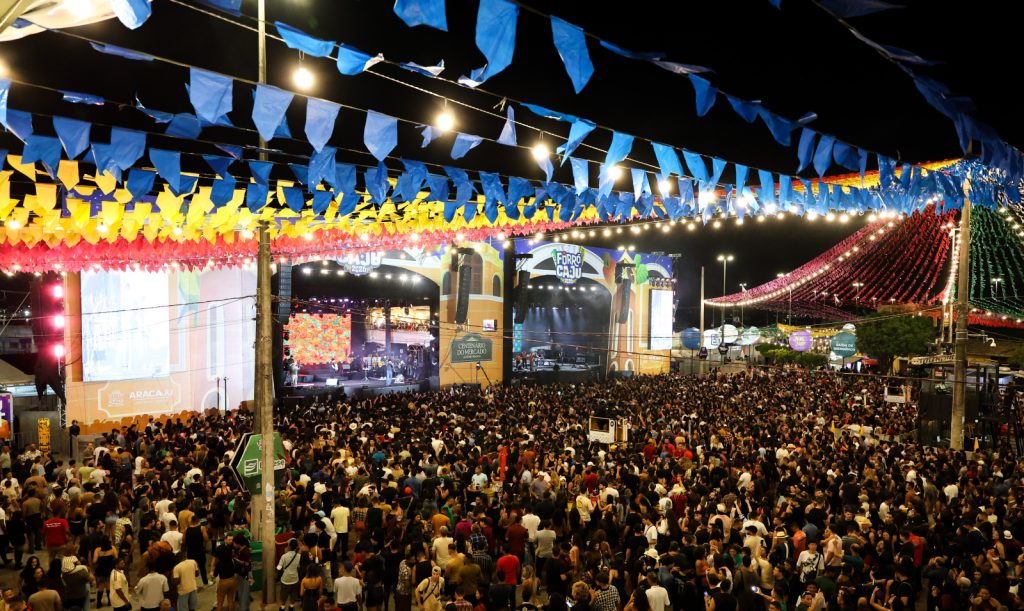 Forró Caju 2026 reúne multidão na Praça dos Mercados em noite de forró e alegria