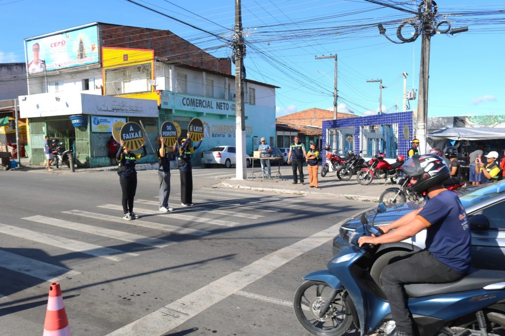 Forró na Faixa: SMTT promove ações educativas sobre travessia segura em Aracaju