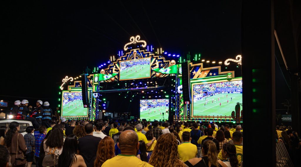 Futebol e forró se unem na Orla da Atalaia durante estreia do Brasil na Copa