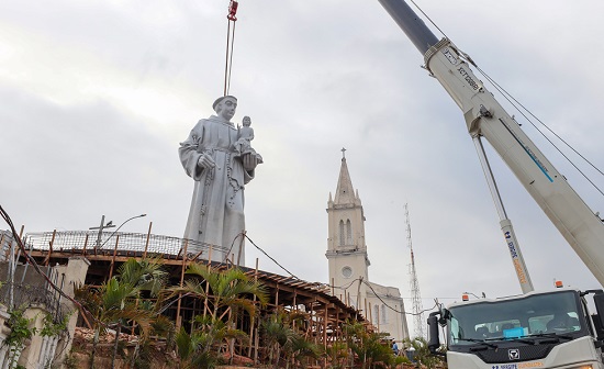 Estátua de 12 metros de Santo Antônio é erguida em colina de Aracaju