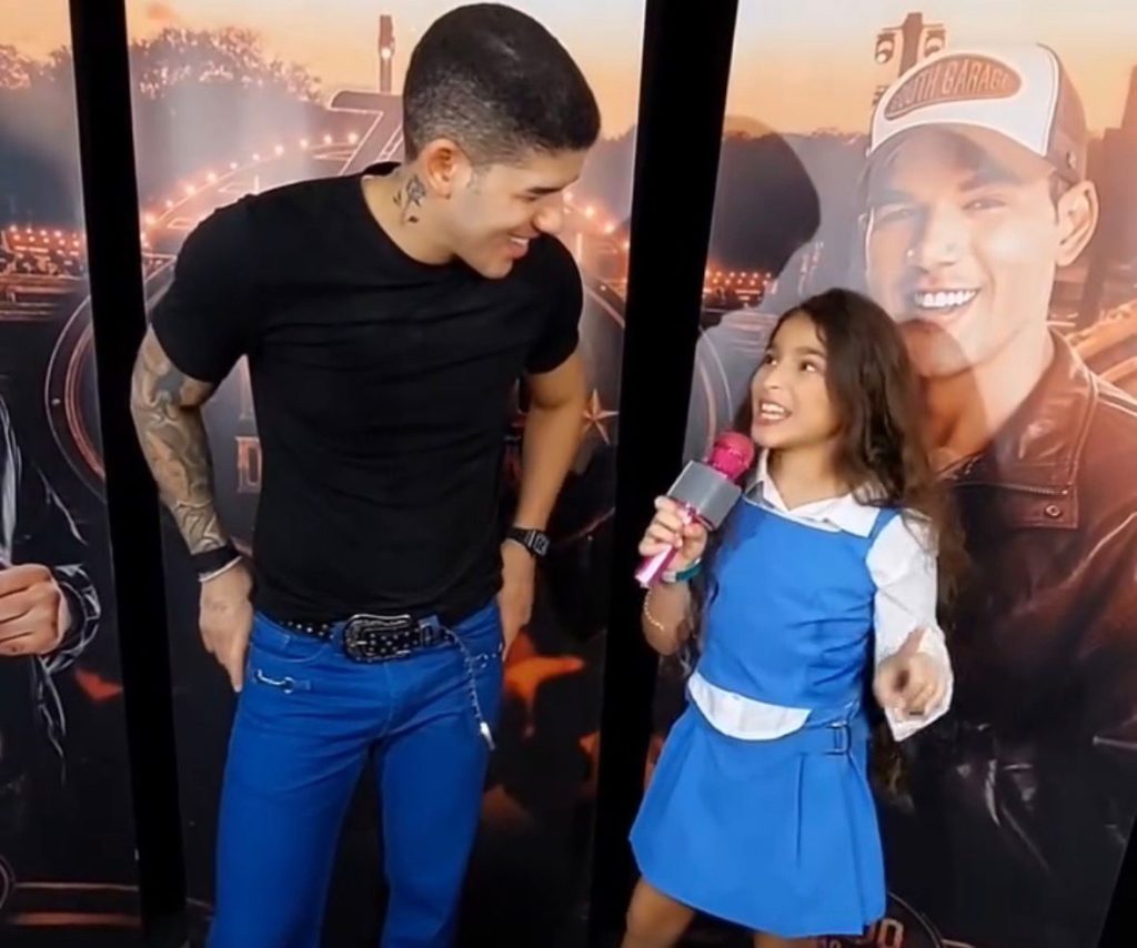 Jovem fã entrevista Zé Vaqueiro na 59ª Festa dos Caminhoneiros de Itabaiana