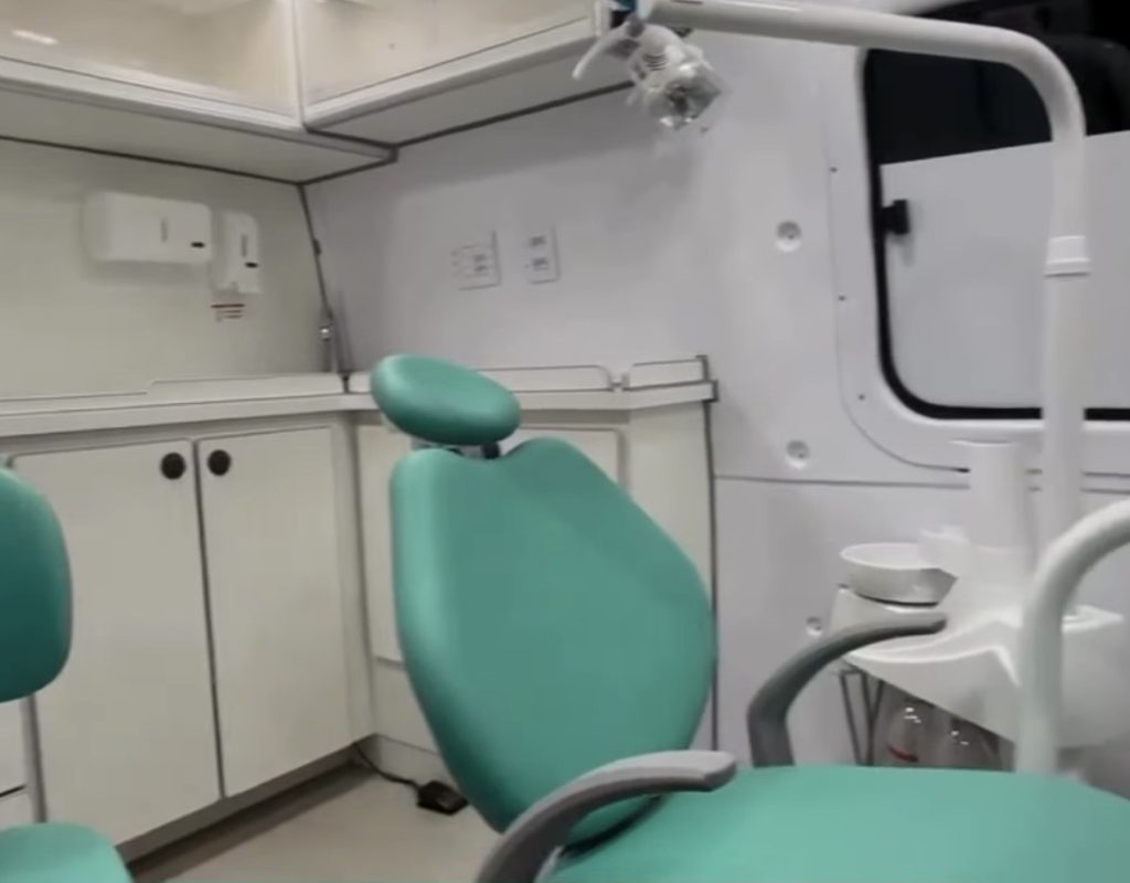 Neópolis recebe micro-ônibus e odontomóvel para reforçar saúde e transporte