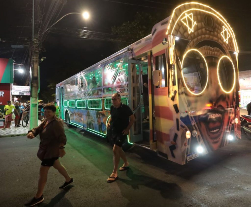 Ônibus gratuito leva turistas aos pontos turísticos de Aracaju ao som de forró