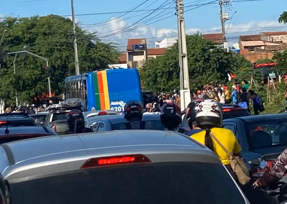 Passageiros contêm homem que esfaqueia motorista e passageiro em ônibus de Aracaju