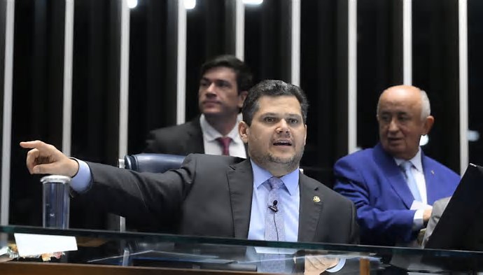 PEC do fim da escala 6×1 trava no Senado por disputa de relatoria
