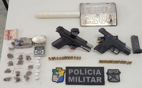 Dois presos e armas apreendidas em operação contra tráfico no Santa Maria