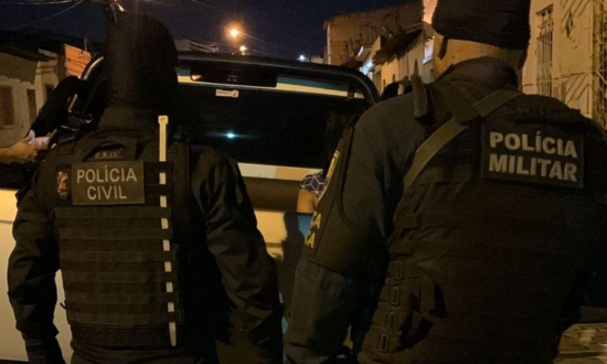 Dupla é detida após roubo de celular na Orla da Atalaia, em Aracaju
