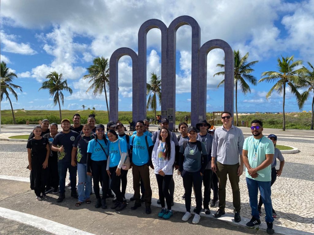Prefeitura de Aracaju realiza limpeza e educação ambiental na Praia da Atalaia