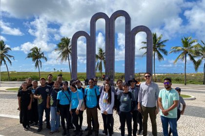 Prefeitura de Aracaju realiza limpeza e educação ambiental na Praia da Atalaia