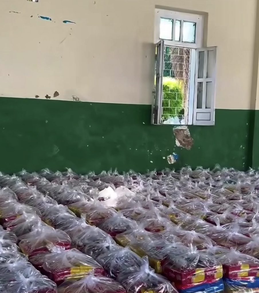 Prefeitura de Riachuelo entrega cestas básicas do programa Tá na Mesa a famílias