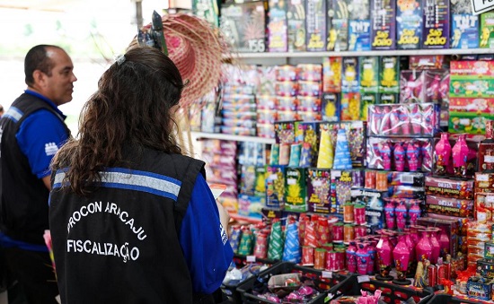 Procon vistoria 13 barracas de fogos no Coroa do Meio sem achar irregularidades