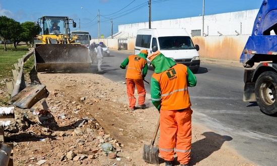 Emsurb faz limpeza em mais de 10 bairros de Aracaju nesta segunda