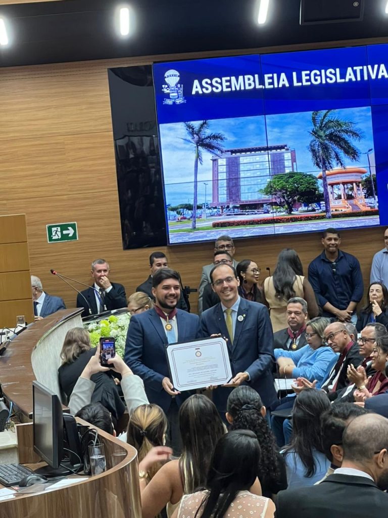 Sanddro Carvalho recebe Medalha João de Barros Filho na Alese em homenagem a comunicadores
