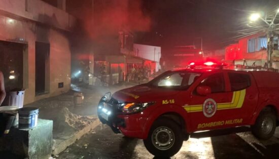 Incêndio destrói veículos e loja no bairro Industrial e deixa seis feridos