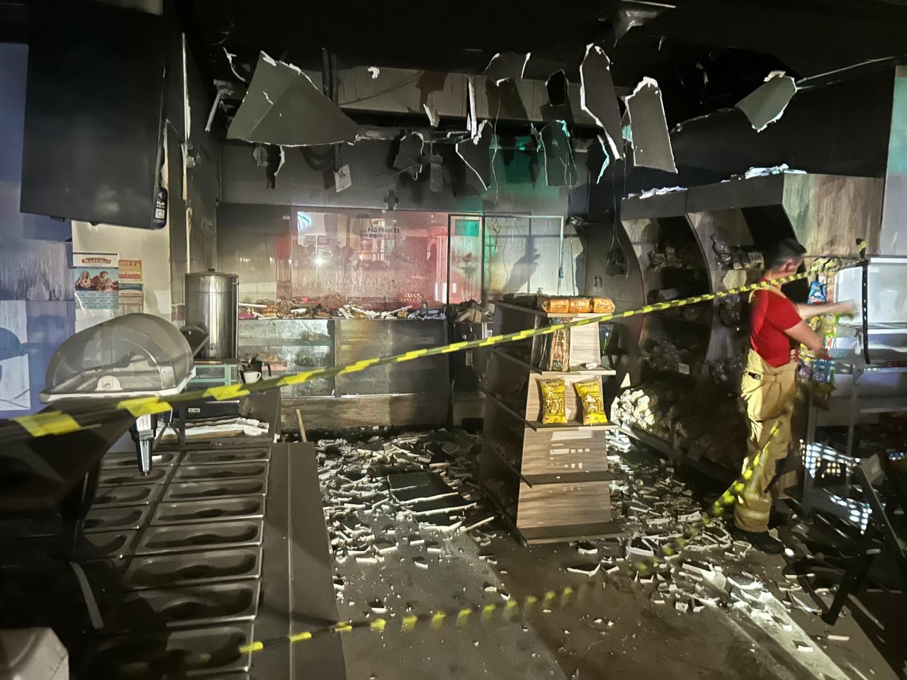 Bombeiros controlam incêndio em padaria no Centro de Itabaiana
