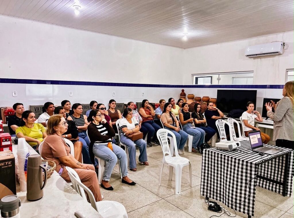 Merendeiras de Nossa Senhora Aparecida recebem formação sobre alimentação escolar