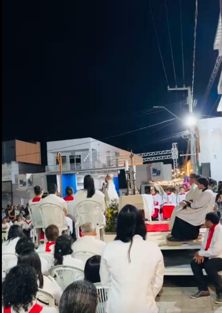 Bispo Dom George chama atenção do prefeito Vado Gavião durante procissão em Santa Rosa do Ermínio
