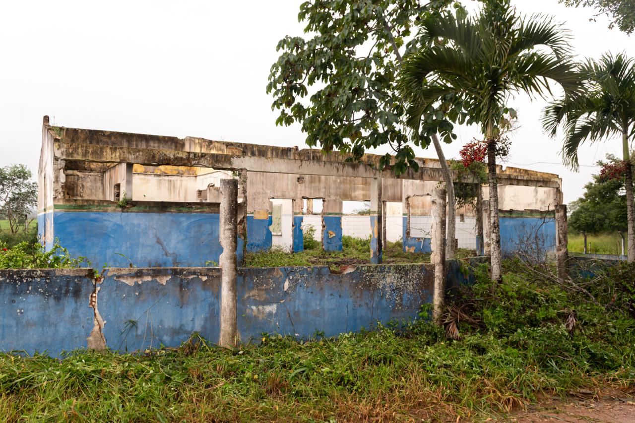Moradores denunciam abandono de escola fechada há 13 anos por Valmir de Francisquinho em Itabaiana