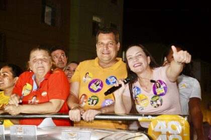 Delegada Danielle percorre o Bugio em carreata com forte adesão popular
