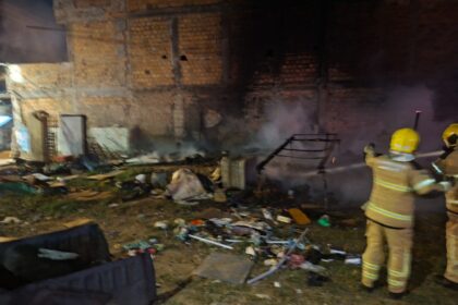 Bombeiros apagam incêndio em barraco na Av. Visconde de Maracaju