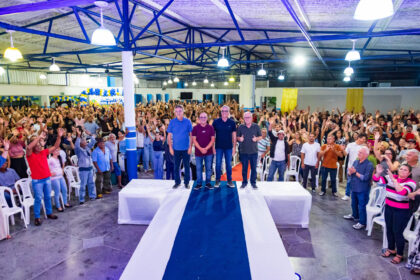 Cristiano Viana reúne multidão em Simão Dias e confirma apoio a Pimentel e Reis