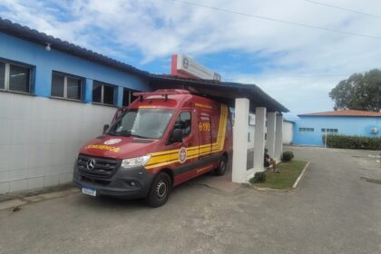 Familiares resgatam criança de 2 anos em piscina; bombeiros atendem